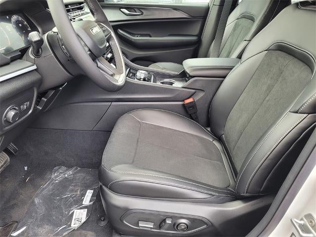 2025 Jeep Grand Cherokee Laredo 4x4